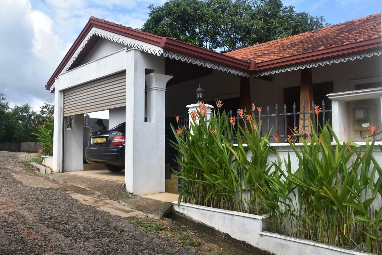 Villa 61 Ambepussa Buitenkant foto